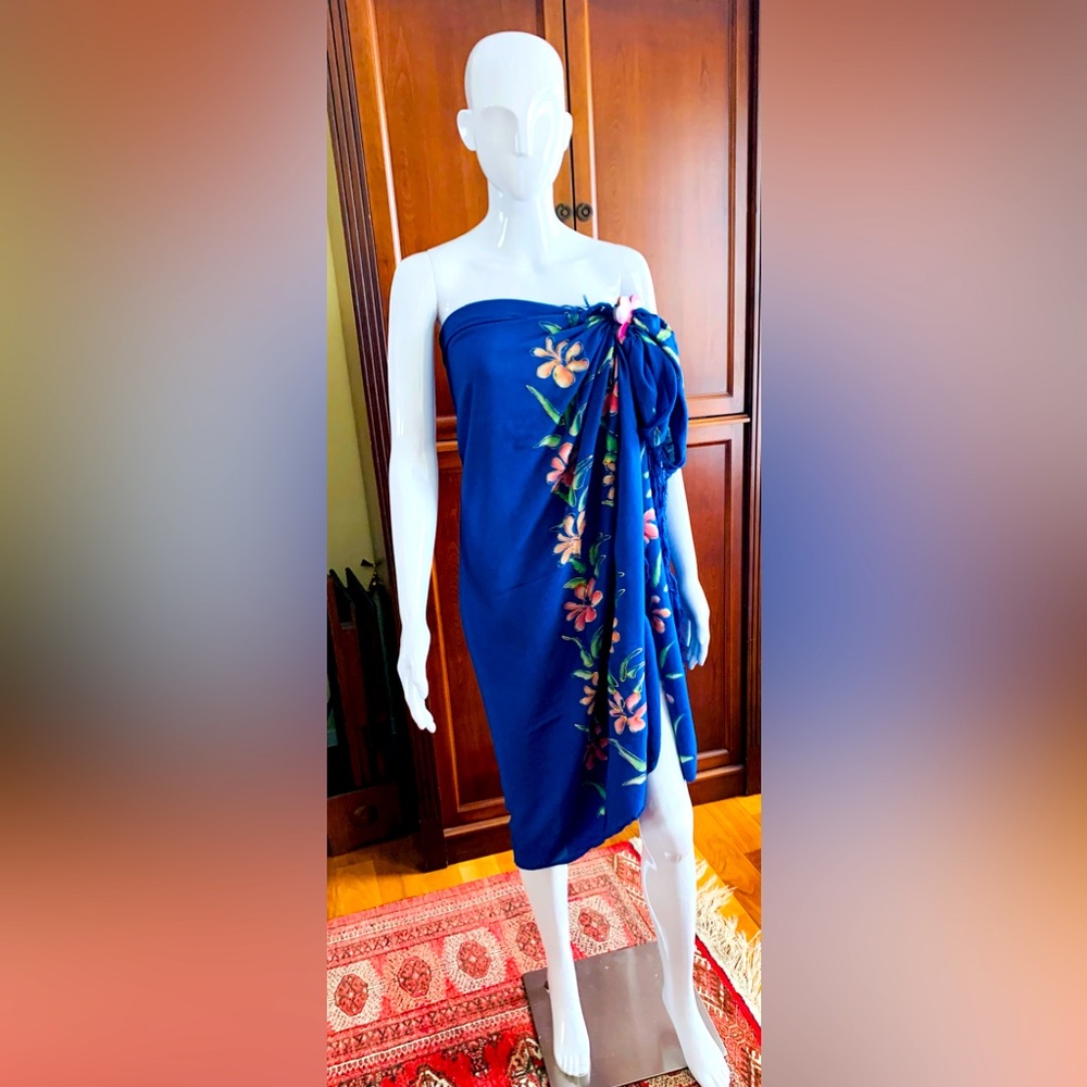 Cobalt blue rayon floral pareo bikini cover-up matching wooden clasp beachwear
